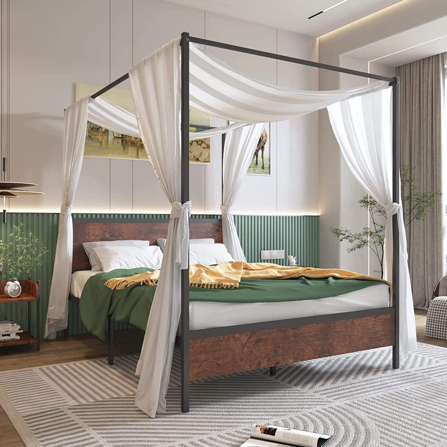 Chàng thiếu niên mặc áo bào trắng như tuyết nằm trên giường canopy kia đang quay lưng về phía cô, mái tóc dài đen như mun của anh nằm vắt vưởng nơi mép giường, dưới ngọn đèn dầu mờ ảo ấy trông tóc anh sáng bóng như tấm lụa vậy