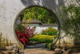 Đào Sơ nhìn hai người họ bước qua cánh cửa tròn đi về hướng rừng trúc, sau đó cô cụp mắt đứng tại chỗ một lúc lâu